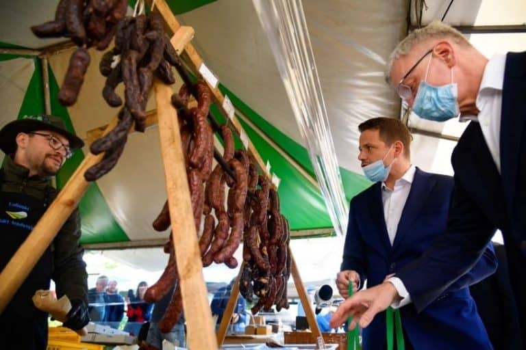 Trzaskowski opowiada o drożyźnie i kupuje… dziczyznę