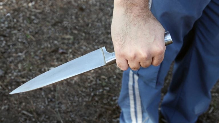 Ukrainiec dźgnął nożem pracownika baru ponieważ… nie pozwolono mu zjeść na miejscu