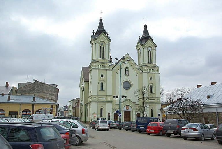 Zdewastował kościół i samochody księży, jest już w rękach policji