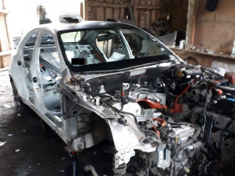Rozbierali skradzionego lexusa na części, wpadli na gorącym uczynku