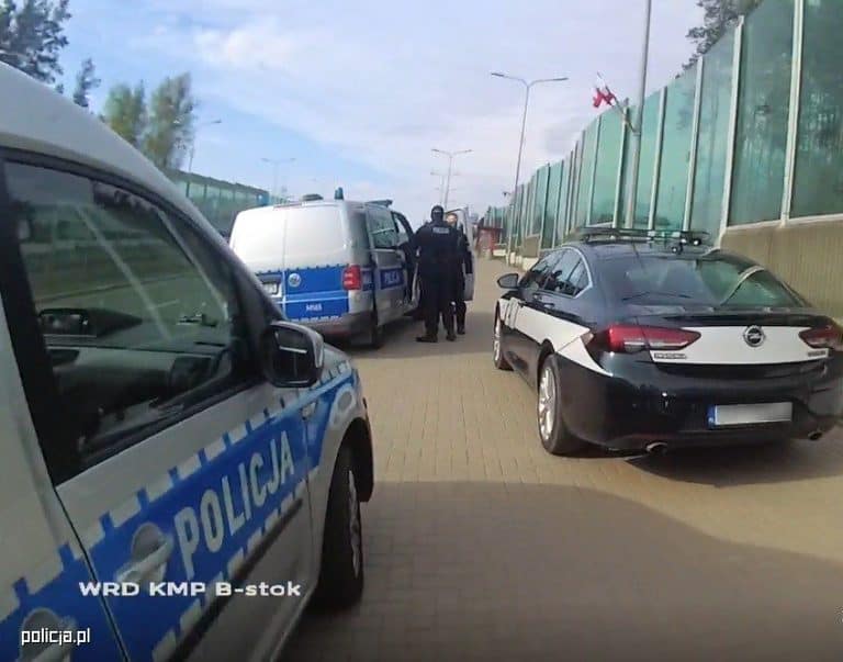 Zaatakował nożami policjantów, został zatrzymany
