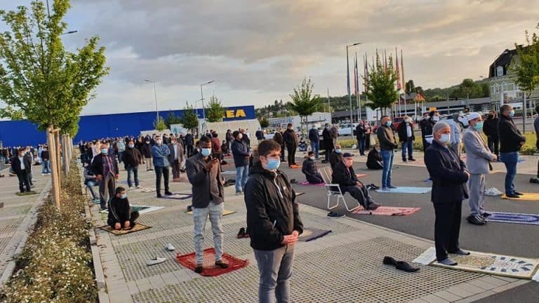 W Niemczech IKEA pozwala muzułmanom się modlić na swoim parkingu podczas Ramadanu…