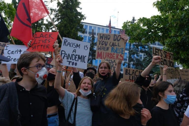 W Warszawie pod ambasadą USA odbył się kolejny protest związany ze śmiercią George’a Floyda
