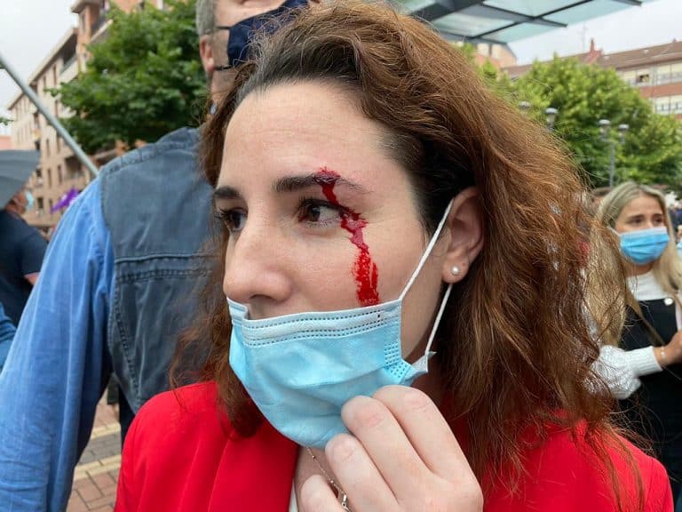 W Hiszpanii konserwatywna parlamentarzystka została obrzucona kamieniami przez Antife