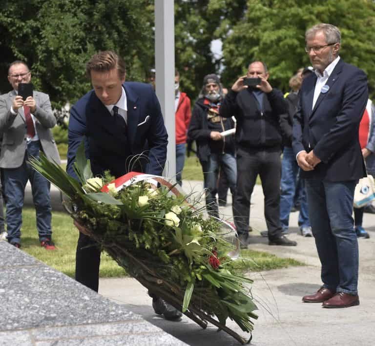 Krzysztof Bosak złożył kwiaty pod pomnikiem upamiętniającym ofiary UPA, NKWD i Gestapo
