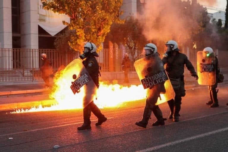 Grecja: Lewacy w ramach solidarności z akcją „Black Lives Matter” obrzucili ambasadę USA koktajlami Mołotowa