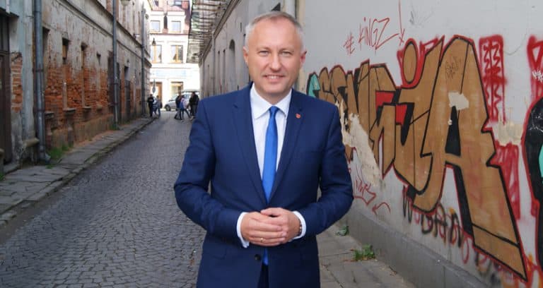 Prezydent Nowego Sącza korzy się przed Niemcami i przeprasza za „dyskryminacje środowisk LGBT”