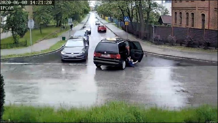 Chłopczyk wypadł z jadącego samochodu, to cud, że żyje /film/
