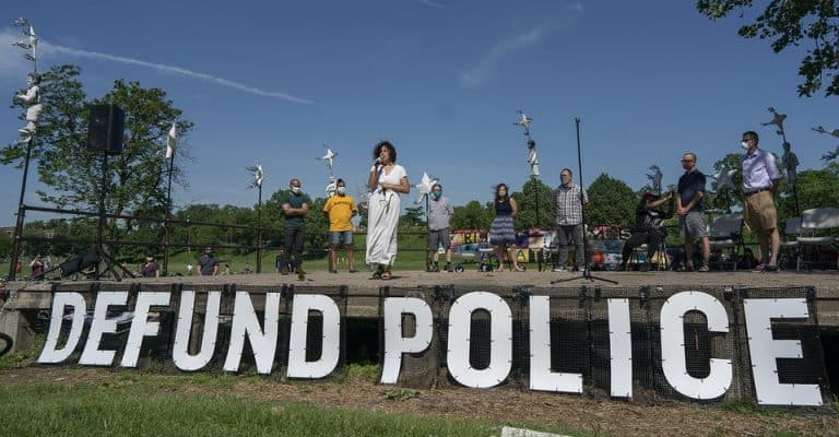 Rada Miasta Minneapolis jednogłośnie podjęła uchwałę o likwidacji policji
