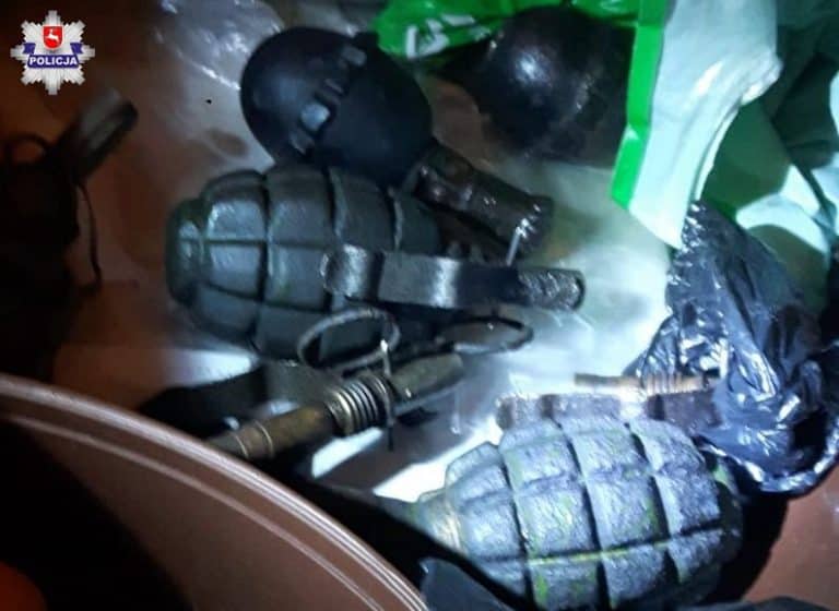 Przyszedł do babci „poprosić” ją o pieniądze, uzbrojony w granat i pistolet czarnoprochowy