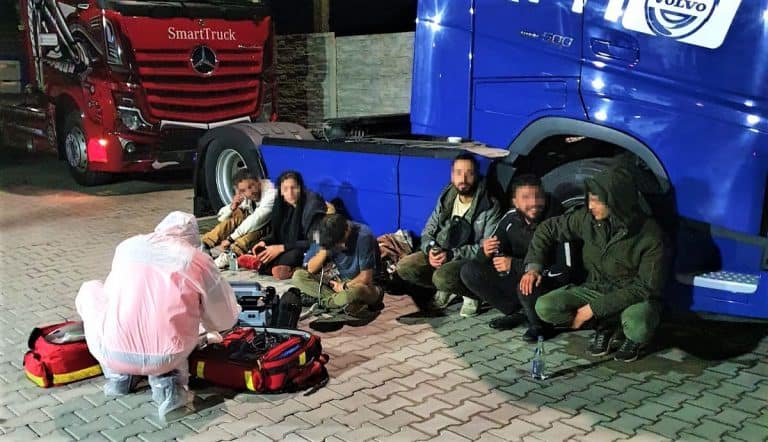 Imigranci z Syrii i Afganistanu ukryci między arbuzami