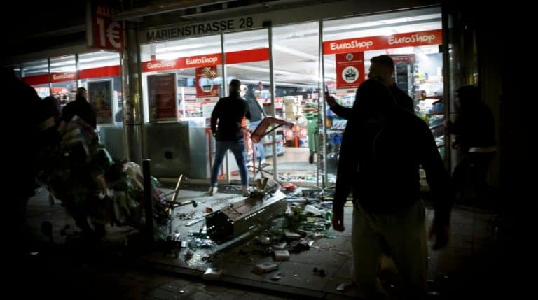 Zamieszki w Stuttgarcie, „Sytuacja jest całkowicie poza kontrolą”