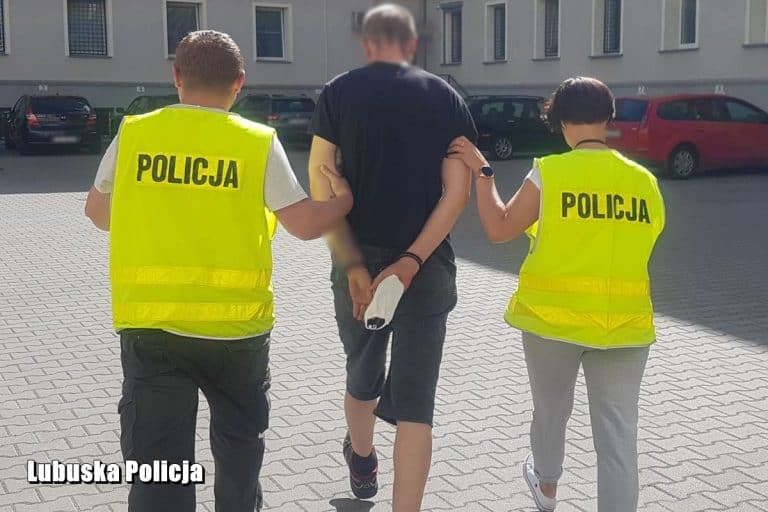 Uprowadził młodych mężczyzn i kazał im kopać grób