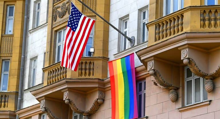 Władimir Putin wypowiedział się na temat tęczowej flagi wywieszonej przez ambasadę USA w Rosji