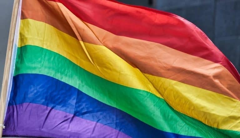 Administracja Donalda Trumpa bierze się za flagi LGBT na masztach swych ambasad