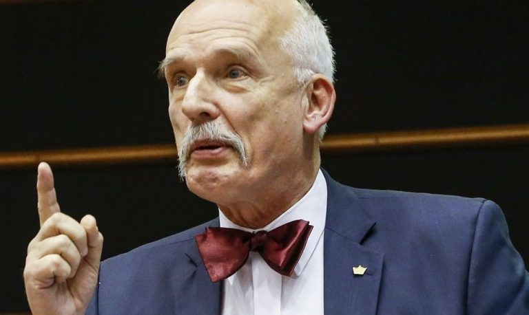 Janusz Korwin-Mikke stwierdził, że „chłopcy wyrastają na mężczyzn, a dziewczynki na kobiety”. Posłanka lewicy oponuje