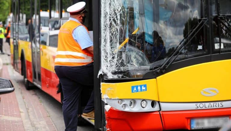 Kolejny wypadek autobusu z bałaganem w warszawskim Ratuszu w tle
