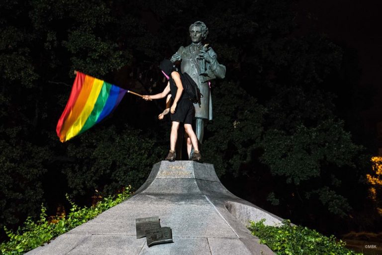 Dziennikarz: Dlaczego w tęczowe flagi nie ubrano pomnika Bohaterów Getta?
