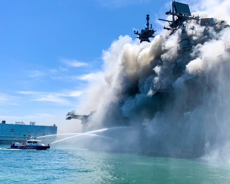 Eksplozja i pożar na amerykańskim okręcie USS Bonhomme Richard