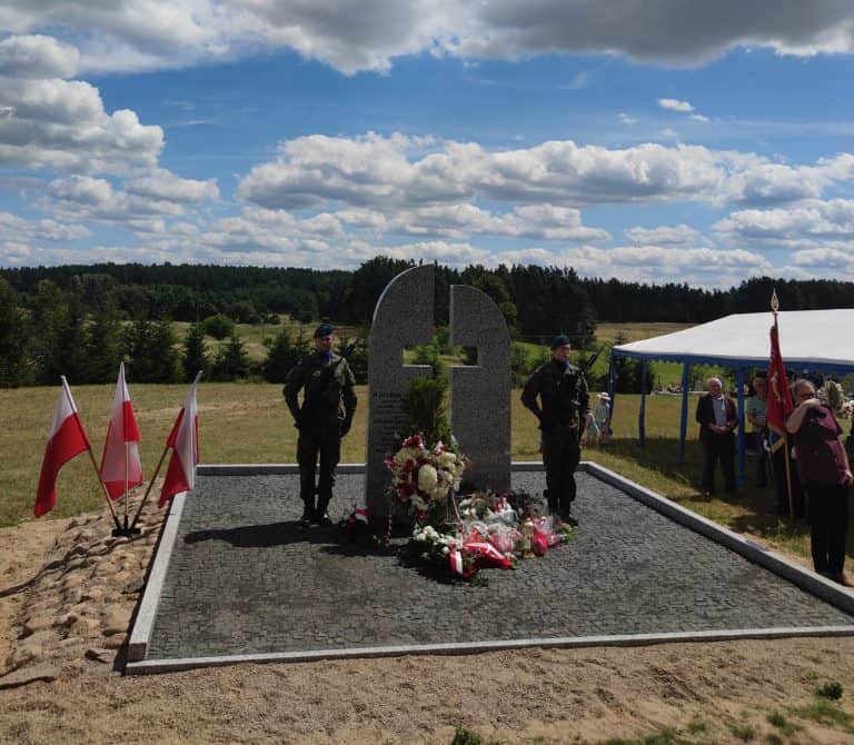 Odsłonięcie pomnika Ofiar Ludobójstwa dokonanego przez OUN-UPA w miejscowości Jedwabno