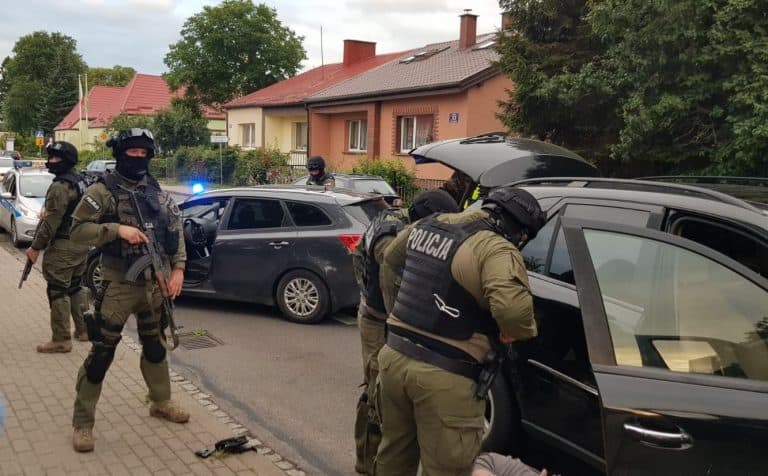 Koszalińscy policjanci przejęli znaczną ilość narkotyków i kilka sztuk broni palnej