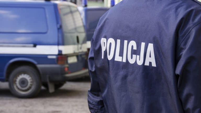 Seniorka przekazywała oszustom podającym się za policjantów 670 tys. zł