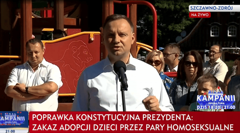 Prezydent składa poprawkę do konstytucji: „Wykluczona jest adopcja dziecka przez osobę pozostającą w związku jednopłciowym”
