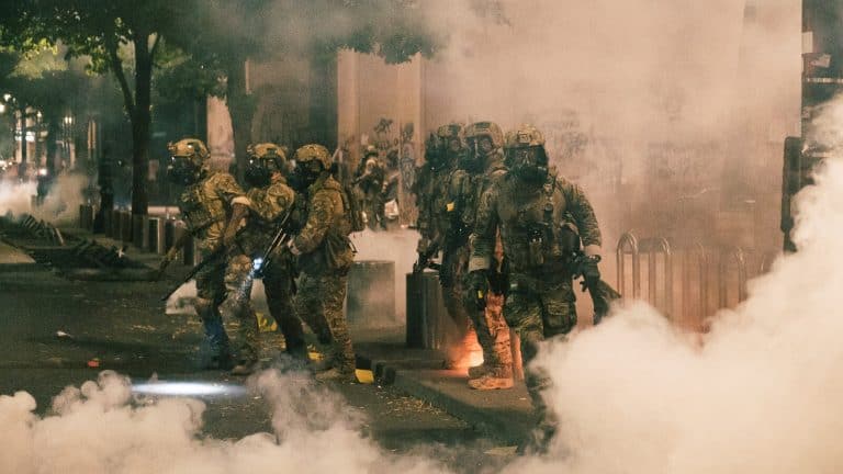 Donald Trump wysyła do walki z Antifą i BLM policję federalną /filmy/