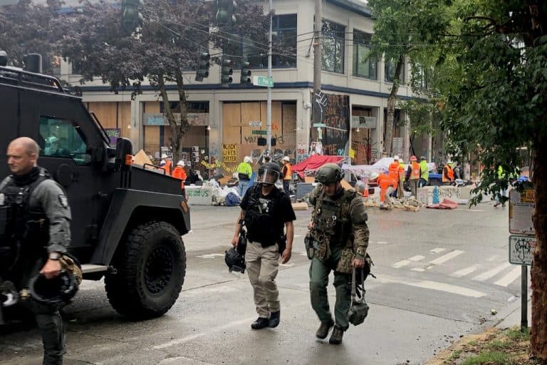 Siły porządkowe przystąpiły do likwidacji strefy autonomicznej w Seattle /film/
