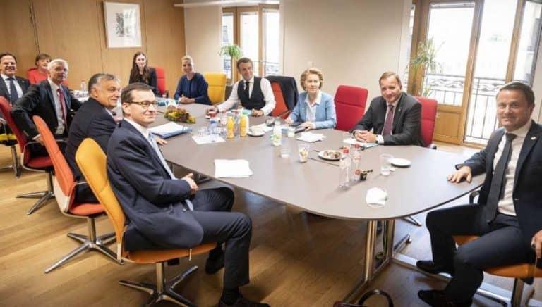 Szczyt UE: Jest porozumienie ws. budżetu i funduszu antykryzysowego
