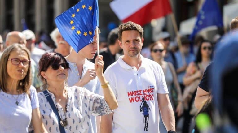 Trzaskowski wraca do dawnej formy i znów grozi narodowcom