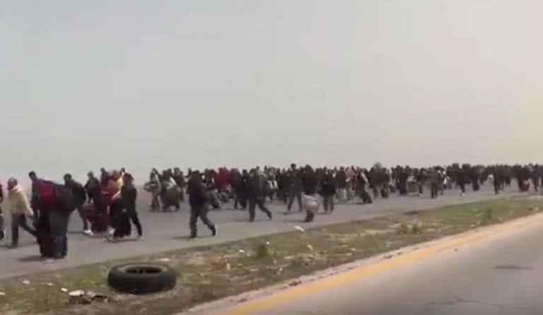 W kierunku Morza Śródziemnego nieprzerwanie ciągną kolumny migrantów, by dostać się do Euorpy