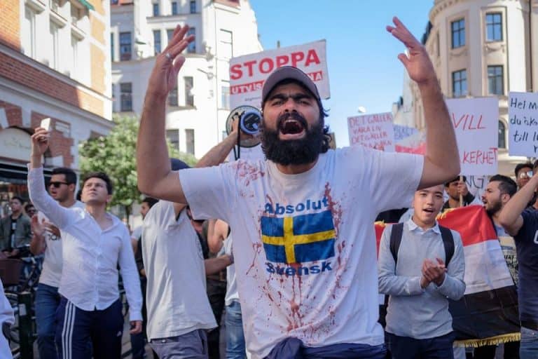 Czy Szwedzi mają dość „multi-kulti”?