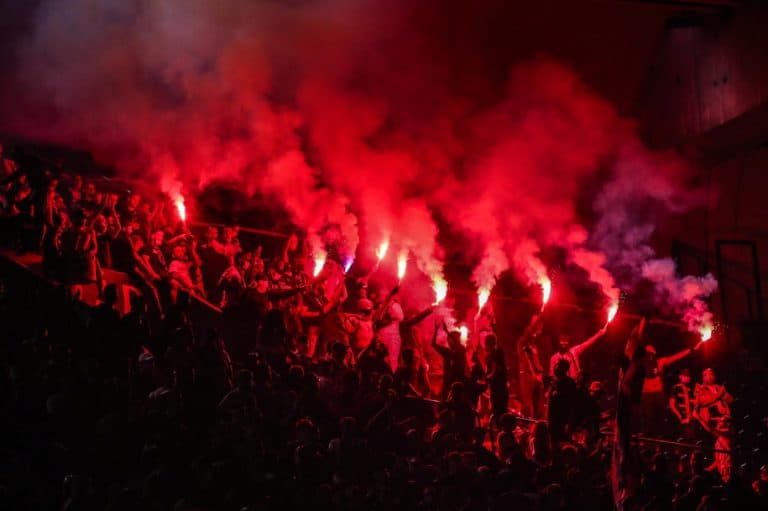 We Francji grupa kibiców Paris Saint-Germain starła się w niedzielę z policją na Polach Elizejskich