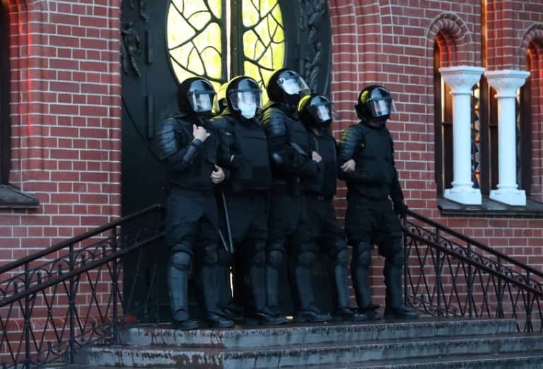 Na Białorusi OMON siłą zamknął ludzi w kościele
