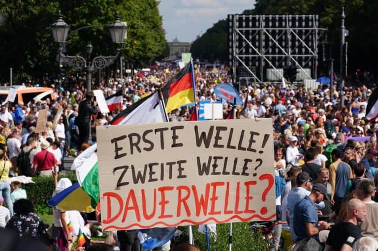 Niemcy: W Berlinie odbyła się duża manifestacja przeciwko restrykcjom epidemicznym