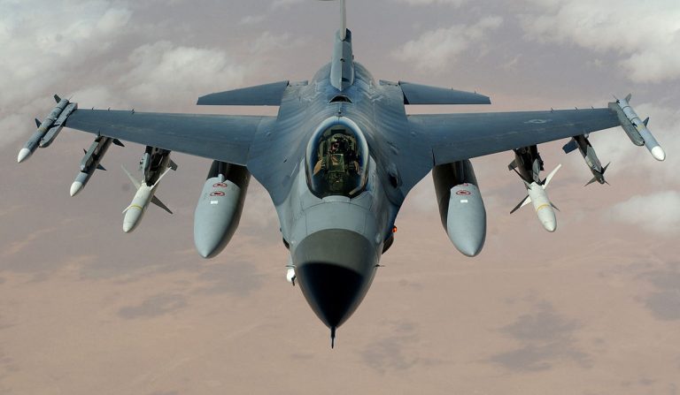 Algorytm sztucznej inteligencji pokonał pilota myśliwca F-16