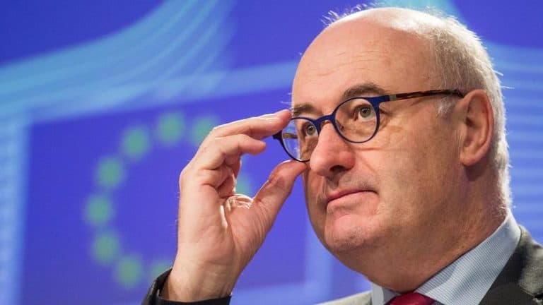 Unijny komisarz Phil Hogan rezygnuje ze stanowiska z powodu złamania restrykcji sanitarnych