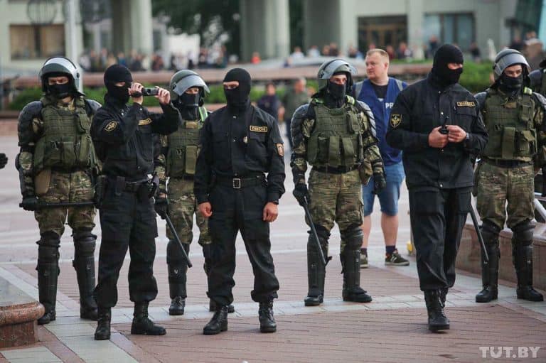 OMON otoczył Plac Niepodległości w Mińsku i pozwala opuścić go jedynie kobietom