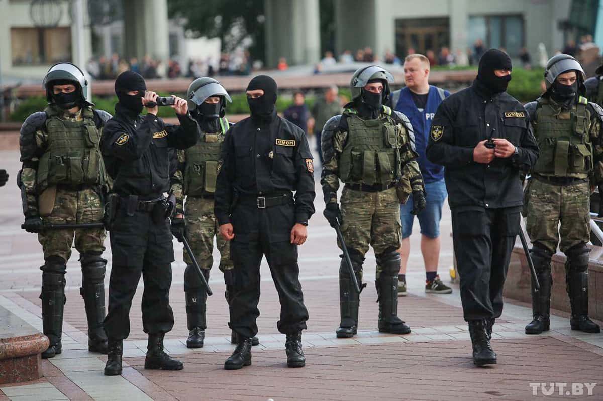 OMON otoczył Plac Niepodległości w Mińsku i pozwala opuścić go jedynie ...