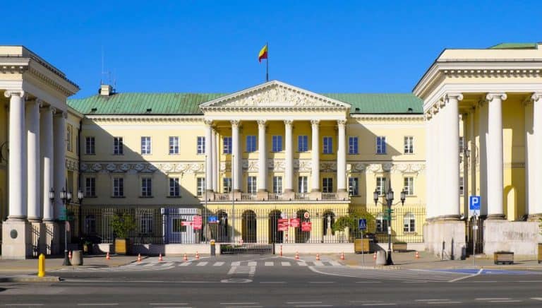 Warszawski ratusz wciska dzieciom do głów, że Polskę zalewa „fala faszyzmu”