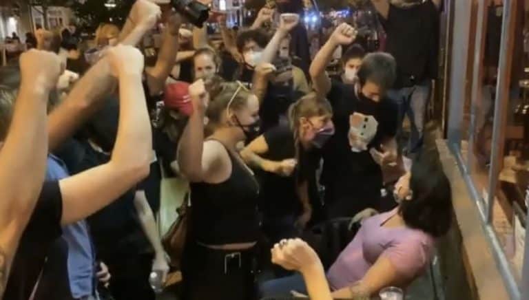 Wściekły tłum BLM nękał i terroryzował spokojnych ludzi