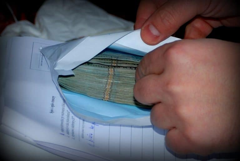 Urzędnik skarbówki zatrzymany przez CBA. Chwilę wcześniej miał przyjąć łapówkę