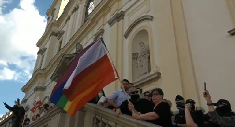 Dziennikarz TV Trwam wyrwał flagę aktywistom LGBT