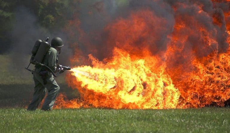 Antifa pojawiła się pod siedzibą Ku Klux Klanu z miotaczem ognia