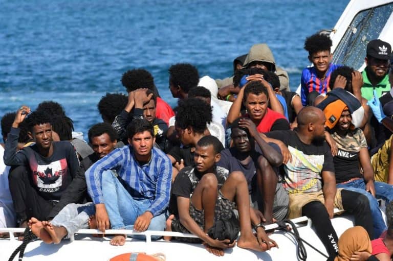 Łodzie wypełnione migrantami wciąż szturmują Lampedusę