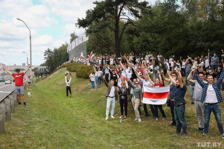 Tysiące ludzi protestuje na ulicach Mińska, rozszerza się akcja strajkowa