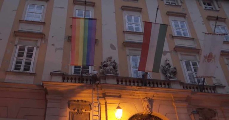 Węgry: Polityk Ruchu Nasza Ojczyzna zerwał tęczową flagę z ratusza w Budapeszcie