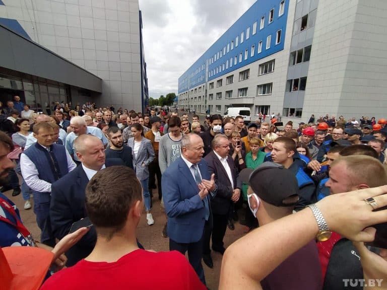 Strajk w fabryce samochodów BiełAZ w Żodino na Białorusi