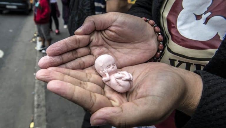 Pod pretekstem walki z koronawirusem Francja legalizuje aborcje do końca ciąży